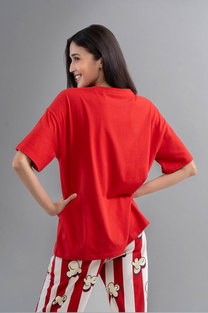 Red oversized T-shirt with casual style, perfect for everyday wear.