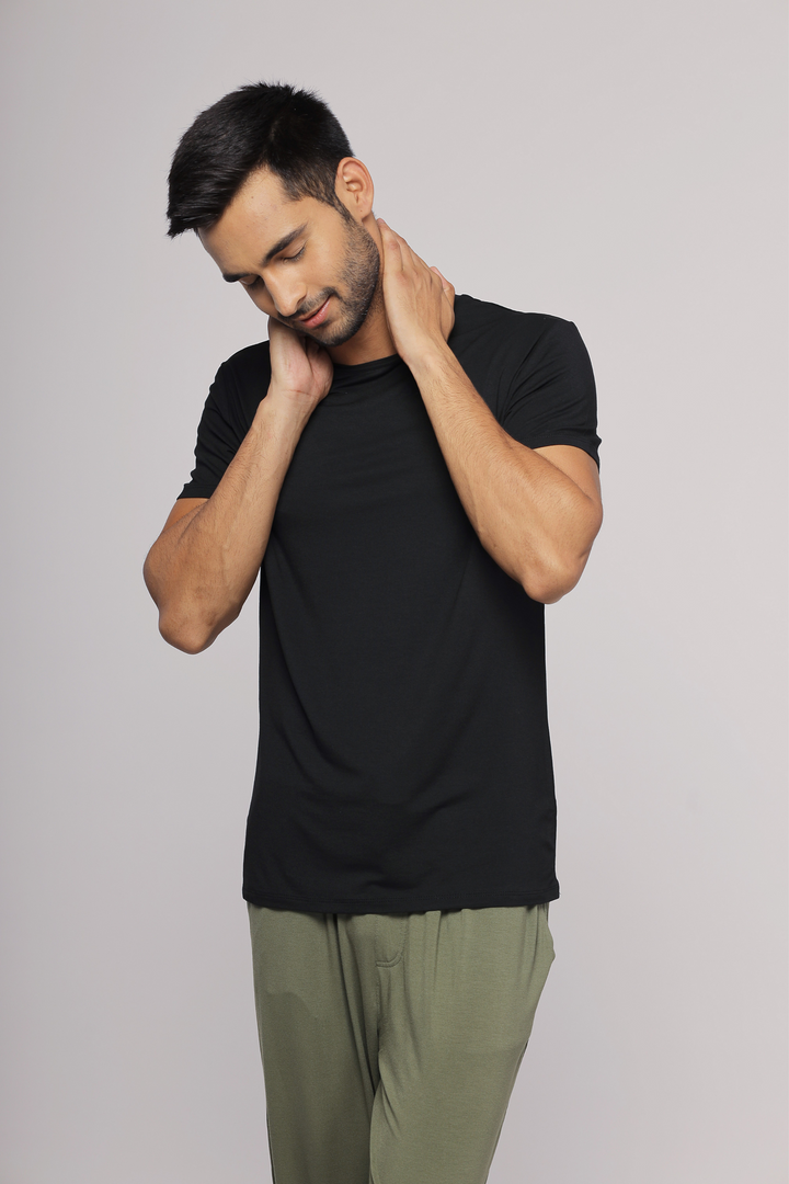 Everyday black men's t-shirt for casual comfort and style.